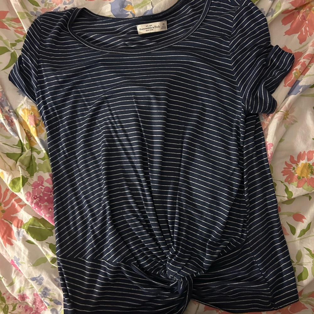 Abercrombie & Fitch Black and Gray Tie Front Short Sleeve Tee